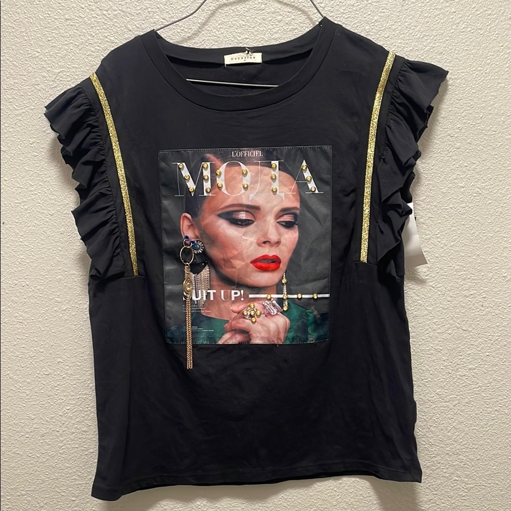 Ocasion Black Ruffled Cover Magazine Black Top Graphic Tee